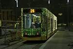 In der Altstadt von Posen sind derzeit umfangreiche Baumaßnahmen im Gange.Die Trambahn Linien enden daher auf der Aleje Marcinkoskiego. Am Abend des 4.12.2022 hatte ich Glück und konnte die weihnachtlich dekorierte Tram 513 als fiktive Linie 24 ablichten.