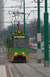 Ein  TW vom Typ Konstal  105, Linie 12, fährt auf die Bahnhofsbrücke zu.