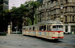 In der zweiten Hälfte der 1970er Jahre überquert der Rheinbahn-GT8 2673 die Kreuzung Witzelstraße/Auf'm Hennekamp.