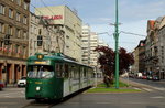 Aus seiner Düsseldorfer Zeit hat der Tw 706 der Straßenbahn in Poznan/Posen (ex Rheinbahn 2651) den dunkelgrünen Grundton behalten, allerdings an den Seiten inzwischen mit Werbung