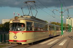 Bei dem Tw 711 der Straßenbahn Poznan/Posen, der am 02.05.2016 die Haltestelle am Hauptbahnhof verläßt und abgesehen von der Werbung am Mittelteil noch in seiner ursprünglichen