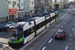 SZCZECIN (Woiwodschaft Westpommern), 15.10.2019, Straßenbahn Zug Nr. 823 als Linie 2 nach Turkusowa auf der DK 10 (Nationalstraße 10) zwischen den Haltestellen Brama Portowa und Wyszynskiego