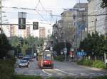 Die Tram 1045 auf der Linie 8 wartet in der Bolesława Krzywoustego auf freie Fahrt.