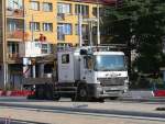 Bei Straenbahn Arbeiten in Stettin war am 20.5.2012 dieses interessante  Zweiwegefahrzeug von Mercedes zu sehen.