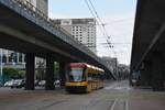 Warszawa (Warschau), Tytusa Chałubińskiego. Pesa Swing 120Na #3149 auf der Linie 33 nach Metro Młociny erreicht die Haltestelle Dworzec Centralny (Zentraler Bahnhof). Die Aufnahme stammt vom 17.06.2018.