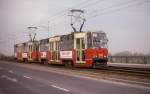 Nein, keine Tatra Tram, wie auch ich lange glaubte. Diese Straenbahn
wurde in Polen gebaut.Sie firmiert unter der Bezeichnung Konstal 105.
Als ich sie am 27.4.1991 in Warschau fotografierte, damals noch mit einge-
legtem Dia Film, wusste ich noch nichts von diesem Typ und ordnete die
Bahn zunchst als  Tatra  ein. Aber, man lernt ja schlielich dazu.
