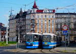 Die auf der Rundlinie 0 eingesetzten modernisierten Konstal 105NaWr 2229 und 2239 der Straßenbahn Wroclaw treffen sich am 21.06.20134 an der Endhaltestelle Dworzec Nadodrze