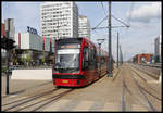 Tram 1888 ist hier auf der Pilsudskiego am 27.5.2019 in Lodz in Richtung zentraler Haltestelle unterwegs.