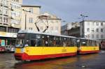 Polen / Straßenbahn Lodz: Konstal 805N-ML - Wagen 1264 ...in der neuesten Modernisierungs- und Lackiervariante (mit grauem Dach und grauen Frontscheinwerferumrandungen), aufgenommen im März 2015 im Innenstadtbereich von Lodz, in der Nähe der Haltestelle  Plac Wolnosci .