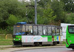 Ältere Strassenbahn auf der Linie 1 unterwegs in der Stadt Elblag.