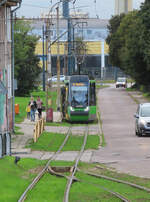 Strassenbahn der Linie 3 unterwegs auf einem einspurigen Abschnitt im Netz der Strassenbahn Elblag. Das Gleis verläuft vor dem Fotografen in einer Kurve. Elblag (Elbing), 22.9.2021