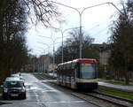 Pesa Swing (120Na) mit der Nummer 1022 ist eines von 35 seit 2010 ausgelieferten Fahrzeugen dieses Typs. Obrońców Westerplatte, 13.4.2017