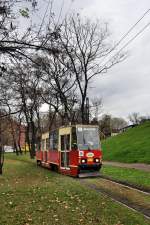 Linie 9 Konstal 105Na Wagen 347 in Richtung  Chorzw Ratusz  zwischen den zwei Halten   Wirek Kopalnia Pokj  und  Nowy Bytom Urząd Miasta  (29.10.13)