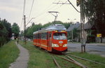 Die Linie 26 der Straßenbahn Katowice/Kattowitz von Sosnowiec nach Myslowice weist stellenweise einen Überlandbahncharakter auf, hier trifft der Tw 936 (ex Wien E1 4516) am 24.06.2013 an der Haltestelle Dandowka Osiedle ein