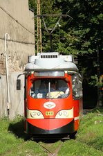 Myslowice bei Kattowitz. Dies Tram fährt gerade in einer Wendeschleife. Im schönen rot präsentieren sich verschiedene Modelle der Tramwaje Slaskie. Das schaut aus wie eine 25 E1 ex Wien mit angebauter Klimaanlage auf dem Dach. Dieses Bild ist vom 8.9.16.