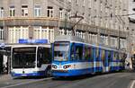 Tw.305 und ein Bus der Linie 152 in der ul. Basztowa an der Haltestelle Stary Kleparz. Hinter dem Tw. 305 verbirgt sich der ex. Düsseldorfer Tw. 3042 aus dem Jahr 1974, der 2010 nach Krakau kam wo er umfassend modernisiert wurde. (16.08.2021)