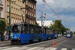 Ein Dreifachzug der Linie 52, bestehend aus den Tw.213 + 235 + 236 hält in ul. Lubicz an der Haltestelle Rakowicka. (19.08.2021)