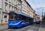 Krakau: EU8N HL424 (ex. Wien E6 4903) als Linie 75 zum Kombinat in der ul. Dluga an der Haltestelle Pedzichov. (11.05.2026)