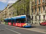 Krakw, ul. Basztowa, 29.04.2008, Wagen NGT6Kr-2013 als ein Zug der Linie 2.