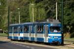 Noche eine schöne blaue Strassenbahn am 24.08.2015 in Krakau.