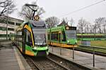 Am Endpunkt der Linien 12 und 13 in Poznan, Staroleka PTM, stehen zwei Trambahnen für den nächsten Einsatz bereit. Linie 12 mit Tram 611 rollt hier am 6.12.2022 bereits an den Bahnsteig.