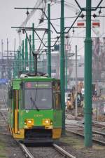 POZNAŃ (Woiwodschaft Großpolen), 29.04.2013, Wagen 308 als Tramlinie 6 nach Miłostowo bei der Einfahrt in die Haltestelle Dworzec PKS