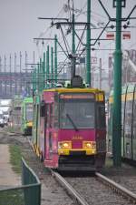 POZNAŃ (Woiwodschaft Großpolen), 29.04.2013, Wagen 206 ohne Liniennummer auf Umleitungskurs bei der Einfahrt in die Haltestelle Dworzec PKS