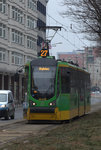 Ein moderner TW der Linie 27 in Poznan.25.03.2016 13:23 Uhr. Typ Moderus beta (?)