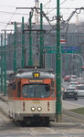 TW der Linie 18 (Duewag ?) fährt auf die Bahnhofsbrücke in Poznan zu. 25.03.2016 13:09 Uhr.