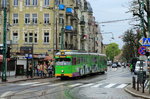 Straßenbahn Poznan: Am Rynek Jezycki steht der GT8 701 (ex Rheinbahn 2657) am 04.05.2016 als Linie 18 abfahrbereit nach Franowo