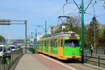 Der ex-Rheinbahn-GT8 2673 ist jetzt als Tw 710 der Straßenbahn Poznan/Posen unterwegs, hier erreicht er am 05.05.2016 die Haltestelle Wierzbiecice.