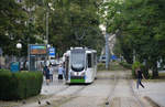 Diese Stettiner Straßenbahn  Moderus Alfa  wurde am 14.08.2018 in der Innenstadt von Stettin gesichtet.