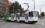 Strassenbahn mit interessanter Anordnung der Drehgestelle unterwegs in Kurvenfahrt in Szczecin (Stettin).