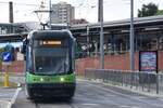 SZCZECIN (Woiwodschaft Westpommern), 09.07.2025, Straßenbahnzug 823 als Linie 3 nach Osiedle Zawadzkiego bei der Einfahrt in die Haltestelle Szczecin Główny