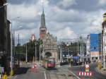 Szczecin, Tram 1049 auf der Linie 6 nach Basen Grniczy unterwegs, Ausfahrt aus der Station Brama Portowa.