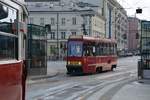 12.08.2017, Warszawa (Warschau), Aleja  Solidarności .  Historische  Straßenbahn Konstal 105Na #1006 auf der Touristenlinie T erreicht die Haltestelle Metro Ratusz Arsenał und passiert die ältere Straßenbahn Typ K #403.