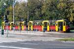 Konstal Triebwagen Type 105N2k der Straßenbahn Warschau am 22.September 2002 als Linie 32 in der Haltestelle plac Gabriela Narutowicza.