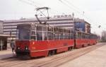 Am 27.4.1991 stand dieser dreiteilige Tram Bahn Zug, brigens alles Motorwagen,  an der Haltestelle nahe dem Kulturpalast in Warschau.