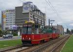 STRASSENBAHNBETRIEBE IN POLEN
Strassenbahn WARSCHAU
Trotz der Inbetriebnahme von neuen Niederflurgelenkwagen bilden auch heute noch immer die alten polnischen Triebwagen aus dem Hause Konstal das Rückgrat der meisten Strassenbahnbetriebe. 
Motorwagen 2018 des Typs Konstal 105Na in Doppeltraktion aufgenommen am 14. August 2014.  
Foto: Walter Ruetsch 