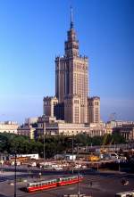 Blick aus dem Hotelfenster auf den Kulturpalast in Warzsawa/Warschau und einen Straßenbahnzug des Typs Konstal 13 N (Juni 1990)