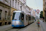 Der weitgehend zu einer Fußgängerzone umgestaltete historische Stadtkern von Wroclaw ist bis auf die eingleisige Strecke durch die Szewska straßenbahnfrei. Der 2007 bei Skoda beschaffte 16T 3002 ist hier am 18.06.2013 unweit der Haltestelle Uniwersytecka unterwegs