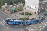 WROCŁAW (Woiwodschaft Niederschlesien), 09.10.2012, Tramwagen 3128 als Linie 31plus nach Gaj biegt von der ul.
