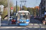 WROCŁAW (Woiwodschaft Niederschlesien), 09.10.2012, Tramwagen 2304 als Linie 9 nach Park Południowy an der Haltestelle Hala Torgowa (Markthalle)  