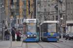 WROCŁAW (Woiwodschaft Niederschlesien), 09.10.2012, Tramwagen 2703 als Linie 6 nach Krzyki und Wagen 2508 als Linie 9 nach Sępolno an der Haltestelle Plac Bema