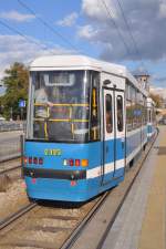 WROCŁAW (Woiwodschaft Niederschlesien), 09.10.2012, Tramwagen 2325 als Linie 2 nach Biskupin an der Haltestelle Urząd Wojewódzki