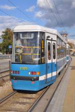 WROCŁAW (Woiwodschaft Niederschlesien), 09.10.2012, Tramwagen 2325 als Linie 2 nach Biskupin an der Haltestelle Urząd Wojewódzki