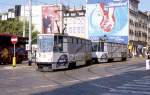Die Tram Linie 5 wird hier am 28.6.2004 von dem Konstal 105 Typ mit der Nummer  2470 in Hhe des Hotels  Holiday Inn  in Wroclaw (Breslau) befahren.