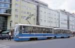 Ein modernisierter Tram Bahn Zug fhrt am Hotel Holiday Inn vorbei in Richtung  Bahnhof Wroclaw Glowny (Breslau HBF) am 28.06.2013.