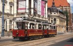 Straßenbahn Wroclaw - Tw 1 und Bw 2 Berolina (LHW/Trelenberg 1901/02) vor der Oper (23.06.2013). Samstags finden mit einem Museumstriebwagen Rundfahrten zum Zoo und zurück alle zwei Stunden statt, sonntags verkehren sogar zwei Museumsfahrzeuge im Stundentakt. Bei dem ansonsten vorbildlich restaurierten Fahrzeug stört leider der Scherenstromabnehmer.