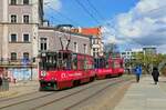 Wroclaw Tw 2392 und 2391 überqueren die Oder mit einem Laufweg über die Insel  Wyspa Piasek , 25.04.2016.